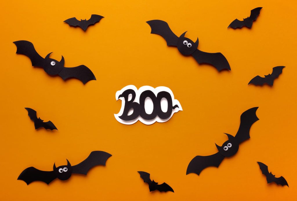 Летучие мыши с надписью Boo