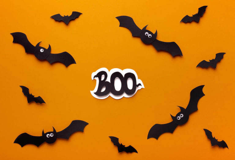 Летучие мыши с надписью Boo